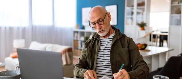 Mand tjekker pension